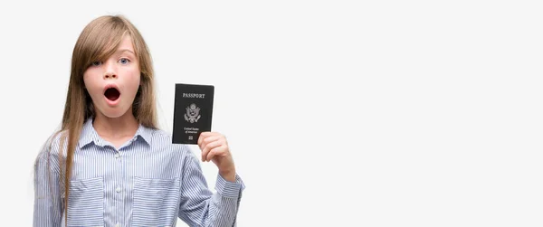 Joven Rubia Con Pasaporte Americano Asustada Shock Con Una Cara —  Fotos de Stock