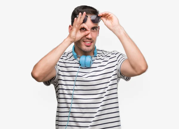 Schöner Junger Mann Mit Kopfhörer Macht Geste Mit Der Hand — Stockfoto