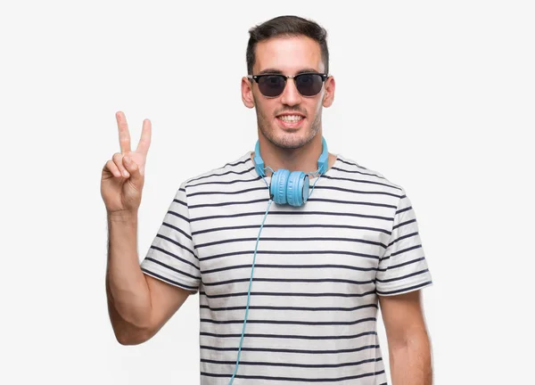 Schöner Junger Mann Der Kopfhörer Trägt Und Mit Fingern Nummer — Stockfoto
