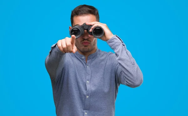 Knappe Jonge Man Kijkend Door Verrekijker Met Vinger Wijzen Naar — Stockfoto