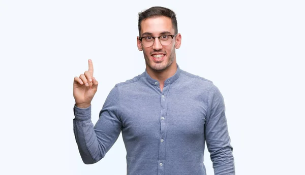 Schöner Junger Eleganter Mann Mit Brille Der Mit Finger Nummer — Stockfoto