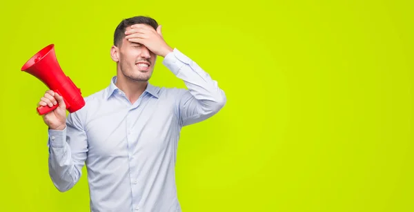 Stilig Ung Man Håller Mikrofonen Stressad Med Handen Huvudet Chockade — Stockfoto