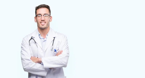 Bonito Jovem Médico Cara Feliz Sorrindo Com Braços Cruzados Olhando — Fotografia de Stock