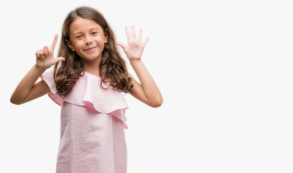 Menina Hispânica Morena Vestindo Vestido Rosa Mostrando Apontando Para Cima — Fotografia de Stock