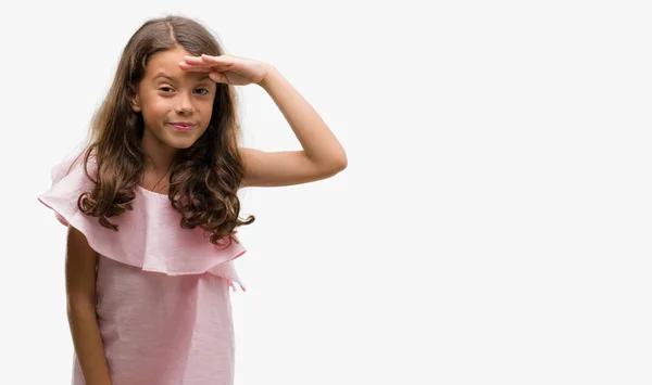 Bruna Ragazza Ispanica Indossa Abito Rosa Molto Felice Sorridente Guardando — Foto Stock