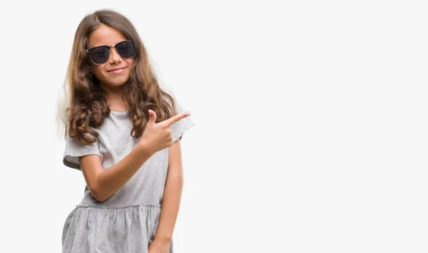 Chica Hispana Morena Con Gafas Sol Alegres Con Una Sonrisa —  Fotos de Stock