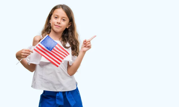 Брюнетка Латиноамериканського Дівчина Тримає Прапор Сполучених Штатів Америки Дуже Щасливі — стокове фото
