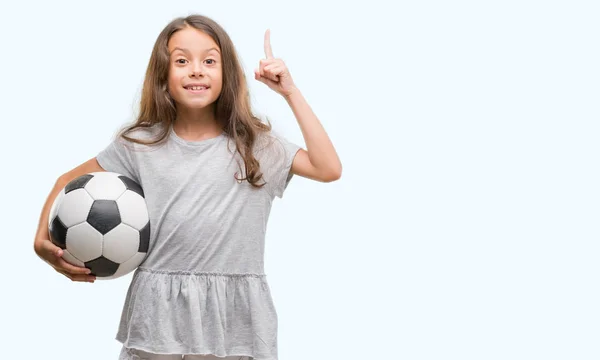Brunetka Dziewczynka Hiszpanin Gospodarstwa Piłka Nożna Piłka Nożna Zaskoczony Idei — Zdjęcie stockowe