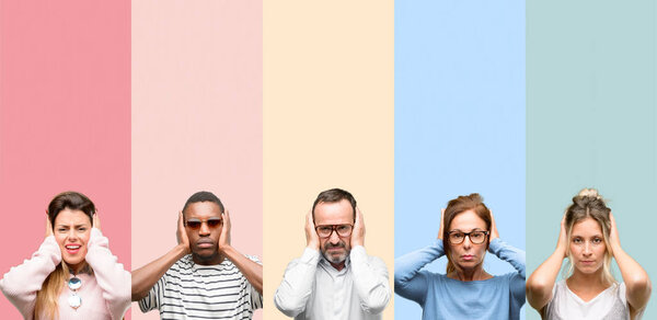 Смешанная группа людей, женщин и мужчин, закрывающих уши, игнорируя раздражающий громкий шум, затыкает уши, чтобы не слышать звук. Шумная музыка это проблема.
.