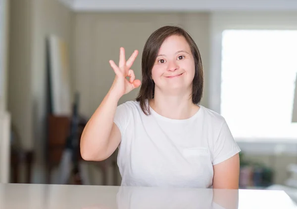 Síndrome Mujer Casa Haciendo Signo Con Los Dedos Excelente Símbolo —  Fotos de Stock