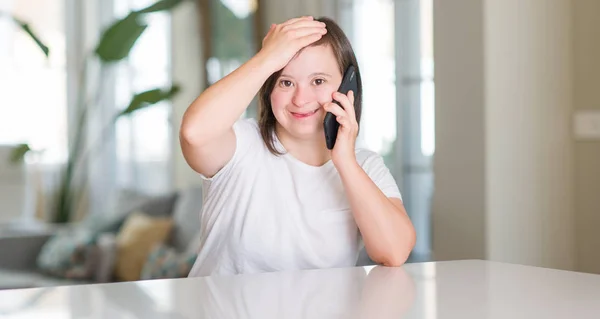 Síndrome Mujer Casa Usando Teléfono Inteligente Estresado Con Mano Cabeza — Foto de Stock