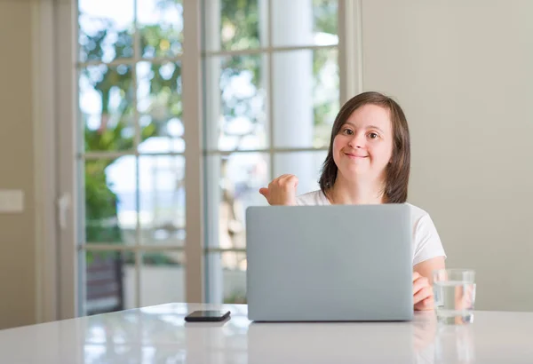 Downs Syndrom Kvinna Hemma Använder Dator Laptop Pekar Och Visar — Stockfoto