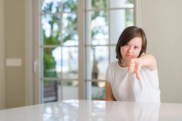 Downs Syndrom Kvinne Hjemme Ser Ulykkelig Sint Viser Avvisning Negativ – stockfoto
