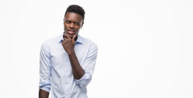 Soru, çok karışık fikir gömlek ciddi bir yüz düşünmeye giyen genç Afro-Amerikan adam