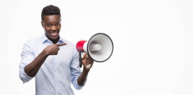 Megafon çok mutlu el ve parmak ile işaret tutan genç Afro-Amerikan adam