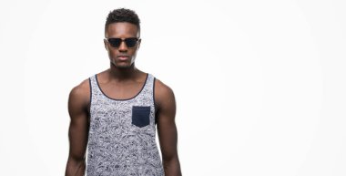 Acımak yüz ciddi düşünüyorum üstünde kendine güvenen bir ifade ile genç Afro-Amerikan adam