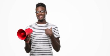 Megafon sürpriz yüz işaret parmağı kendisine tutan genç Afro-Amerikan adam