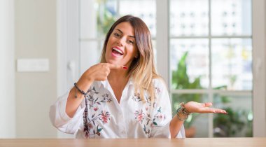 Ev çok mutlu el ve parmak ile işaret genç kadın