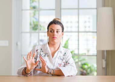 Genç kadın evde tiksinti ifadesi, memnun ve korkulu tiksinti yüz yapıyorsun çünkü nefret tepki. Elleriyle kaldırdı. Sinir bozucu kavramı.