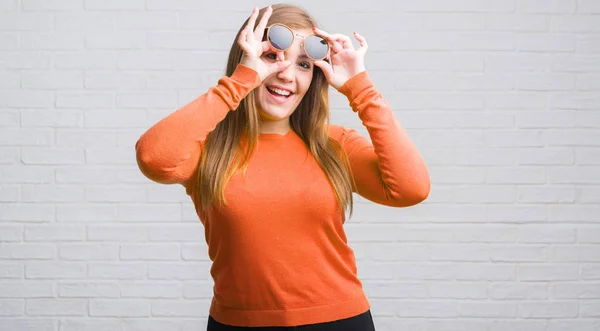 Jovem Mulher Adulta Sobre Parede Tijolo Branco Usando Óculos Sol — Fotografia de Stock