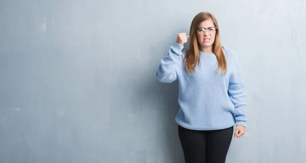 Jonge Volwassen Vrouw Grijs Grunge Muur Dragen Bril Boos Gekke — Stockfoto