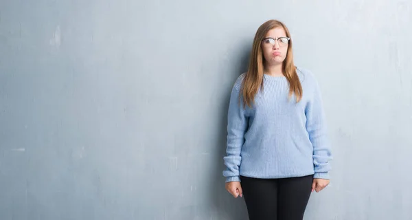 Jonge Volwassen Vrouw Grijs Grunge Muur Bril Puffend Wangen Met — Stockfoto