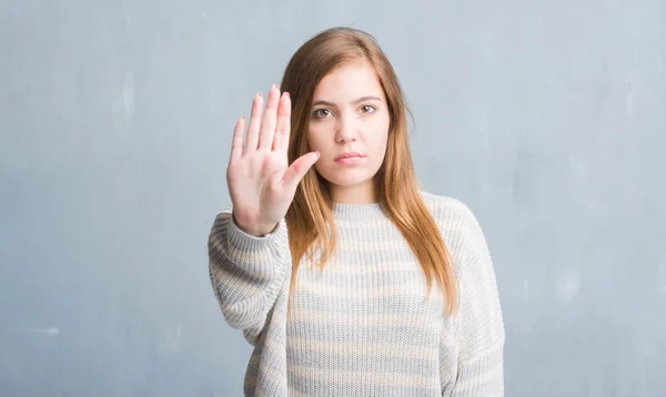 Ung Vuxen Kvinna Över Grå Grunge Vägg Med Öppen Hand — Stockfoto