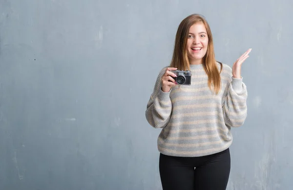 Giovane Donna Adulta Sul Muro Grigio Grunge Scattare Foto Con — Foto Stock