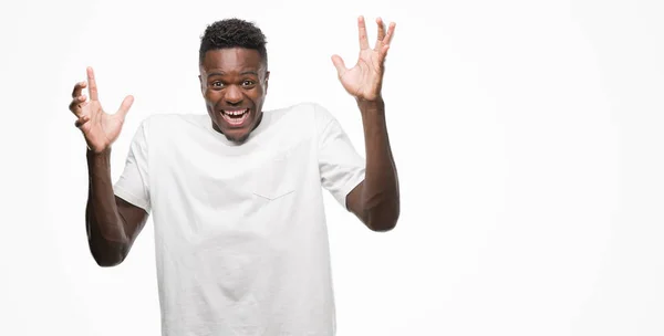 Jovem Afro Americano Vestindo Camiseta Branca Comemorando Louco Louco Pelo — Fotografia de Stock