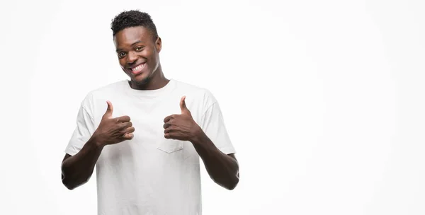 Jonge Afro Amerikaanse Man Dragen Witte Shirt Succes Bord Doen — Stockfoto