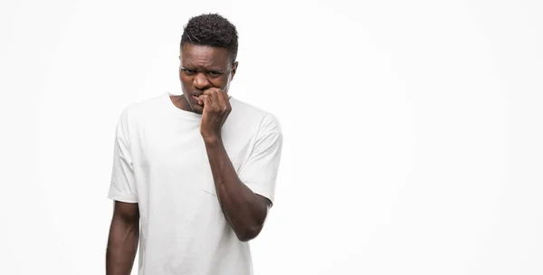 Joven Hombre Afroamericano Vistiendo Camiseta Blanca Buscando Estresado Nervioso Con —  Fotos de Stock