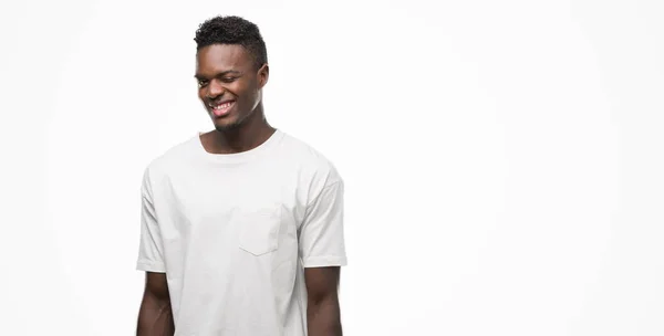 Joven Hombre Afroamericano Vistiendo Camiseta Blanca Guiñando Ojo Mirando Cámara — Foto de Stock