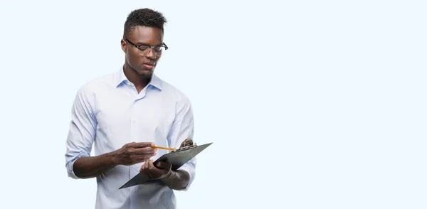 Jonge Afro Amerikaanse Man Met Een Clipboarad Met Een Zeker — Stockfoto