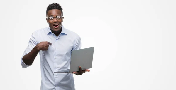 Joven Hombre Negocios Afroamericano Usando Computadora Portátil Con Cara Sorpresa — Foto de Stock