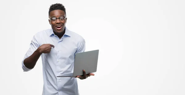 Jovem Empresário Afro Americano Usando Laptop Computador Com Rosto Surpresa — Fotografia de Stock