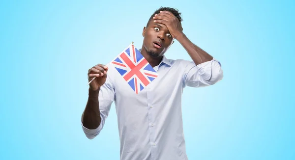 Jovem Afro Americano Segurando Bandeira Reino Unido Estressado Com Mão — Fotografia de Stock