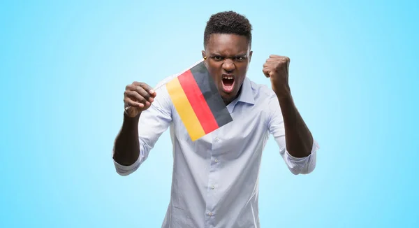 Unga Afroamerikanska Man Innehav Tysk Flagga Irriterad Och Frustrerad Skrika — Stockfoto