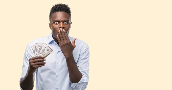 Jonge Afro Amerikaanse Zakenman Bedrijf Dollar Dekking Mond Met Hand — Stockfoto