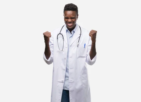 Νεαρός Αφρικανική Αμερικανική Άνθρωπος Που Φοράει Παλτό Γιατρός Ουρλιάζοντας Περήφανος — Φωτογραφία Αρχείου