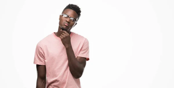 Mladý Američan Afričana Muž Nosí Růžové Tričko Rukou Bradě Přemýšlet — Stock fotografie