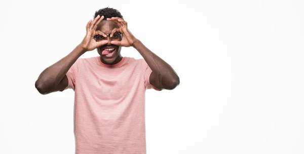 Jovem Afro Americano Vestindo Camiseta Rosa Fazendo Gesto Como Binóculos — Fotografia de Stock