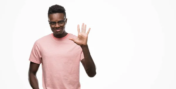 Afro Amerikai Fiatalember Visel Rózsaszín Pólót Mutatja Ujjal Felfelé Mutató — Stock Fotó