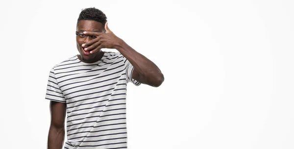 Junger Afrikanisch Amerikanischer Mann Mit Brille Und Marineblauem Shirt Der — Stockfoto