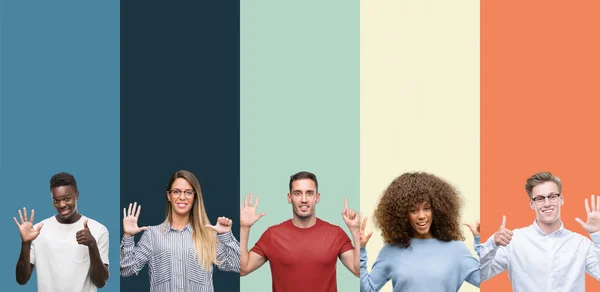 ヴィンテージの色背景表示と指で上向きに人々 のグループ ナンバー 自信を持って 幸せな笑みを浮かべて — ストック写真