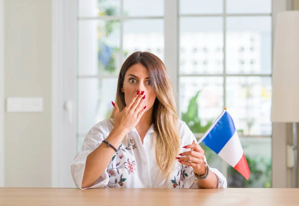 Jeune Femme Maison Tenant Drapeau France Couvrir Bouche Avec Main — Photo