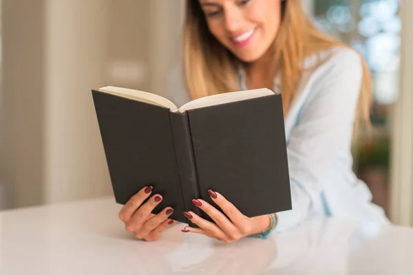 Vacker Ung Kvinna Läsa Bok Leende Och Avkopplande Hemma — Stockfoto