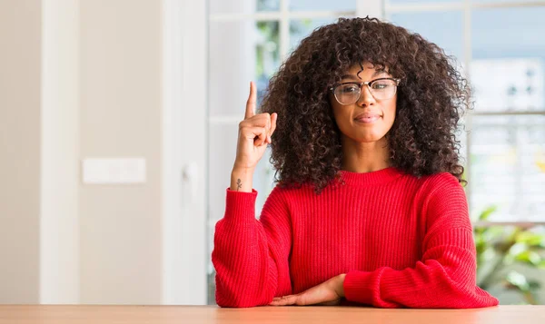 Африканская Американка Очках Удивлена Идеей Вопросом Указывая Пальцем Счастливое Лицо — стоковое фото