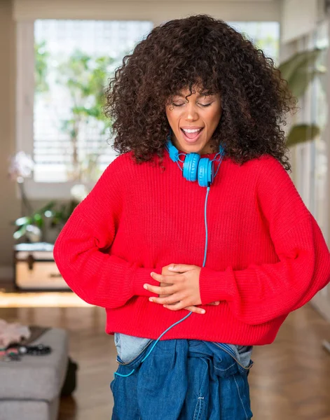 Afro Americana Usando Fones Ouvido Com Mão Estômago Porque Indigestão — Fotografia de Stock