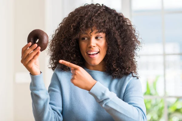 Unga Afroamerikanska Kvinna Som Håller Chocolate Donut Hem Mycket Nöjda — Stockfoto