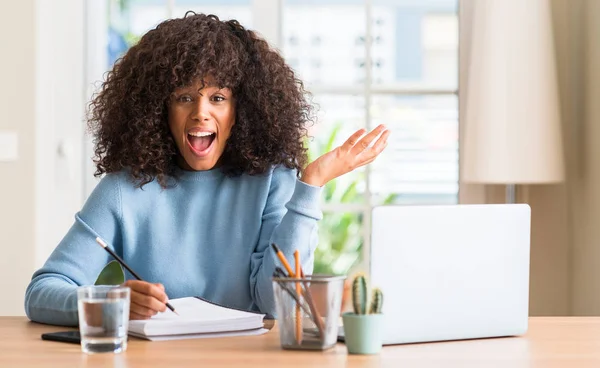 非洲裔美国妇女在家学习用电脑笔记本电脑非常高兴和兴奋 优胜者表达庆祝胜利尖叫与大微笑和举手 — 图库照片